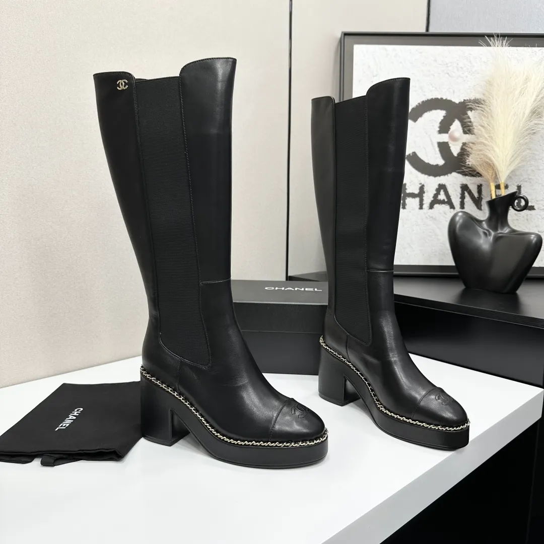👟👟Ex-factory price 960👟👟 CHANEL Xiaoxiang 2024 autumn and winter sheepskin boots high boots knight boots The version is also the basic version of the Martin boots, neat and handsome. The upper is made of cowhide, super soft against the skin, wide and full, handsome and comfortable. The lining is soft water-dyed cowhide. The sole is original rubber outsole. Exclusive top quality 35-39. 40 customized